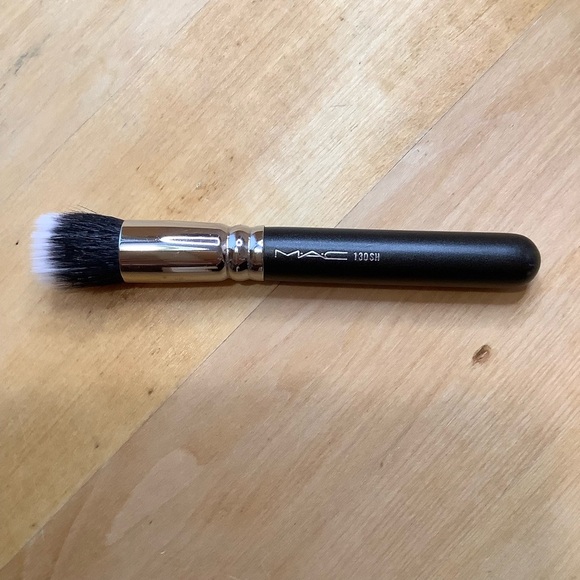MAC Short Duo Fibre Makeup Foundation Brush 130SH - Picture 2 of 7